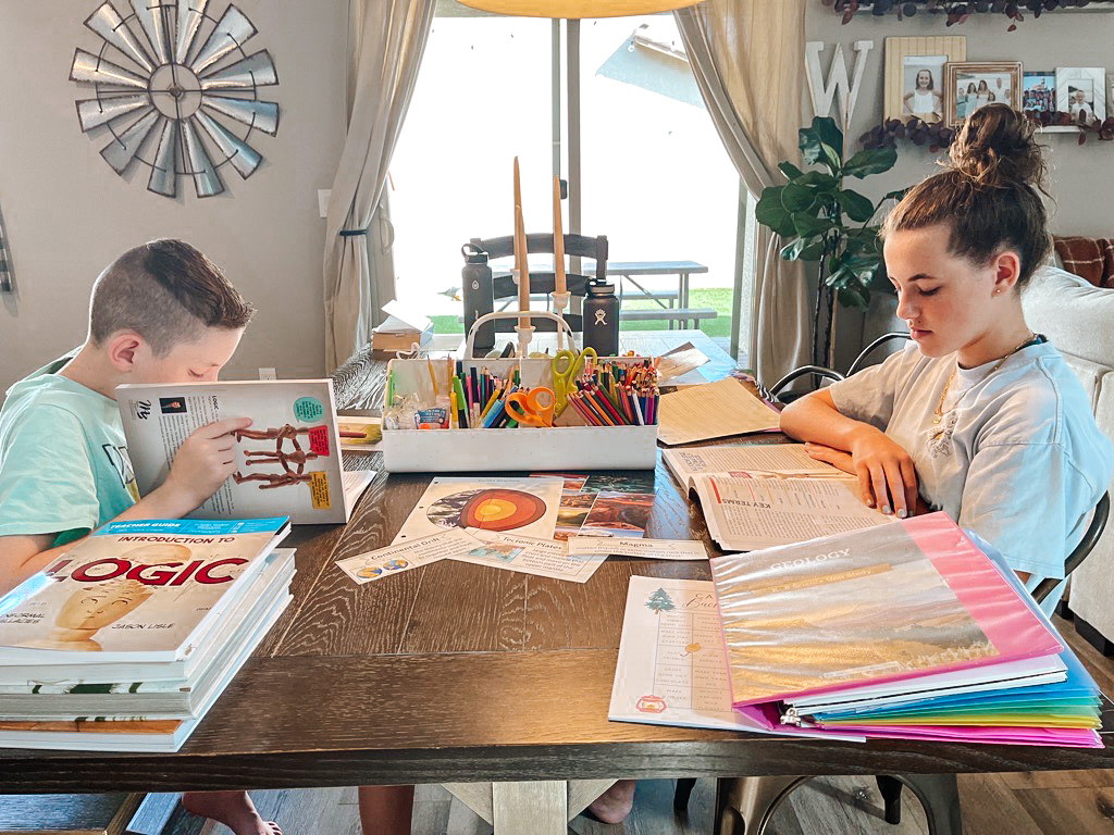 Ashlee from Grace and Grit is sharing her wisdom and encouragement on homeschooling teens during the junior high and high school years. #homeschoolhighschool #homeschoolingteens #Christianparenting #Graceandgrit #homeschoolingteenagers #parentingteens #homeschoolencouragement
