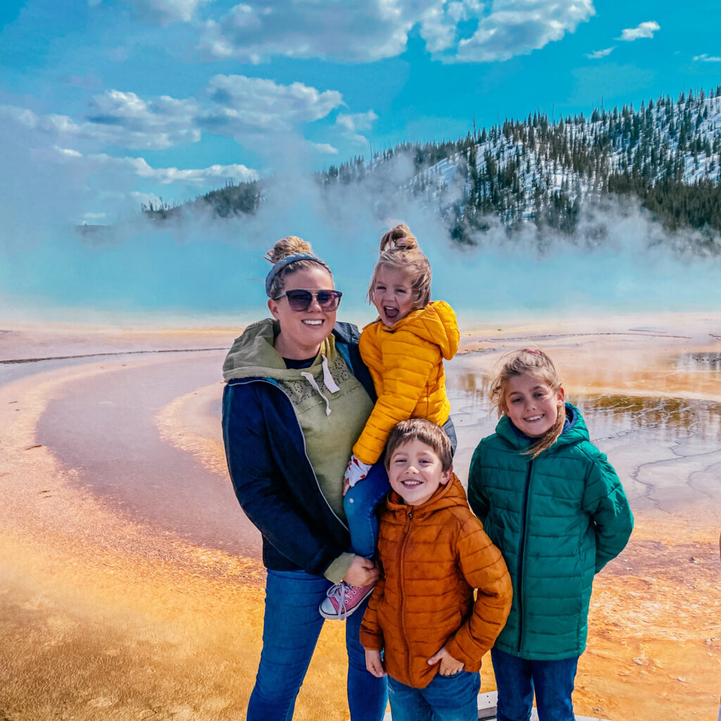 Check out these helpful and easy tips for enjoying homeschool while traveling. Learn on the go as a family! #travelschool #roadschooling #homeschooltips #vactionwithkids #homeschoolfamily #learnonthego #roadtripwithkids #kidstravel